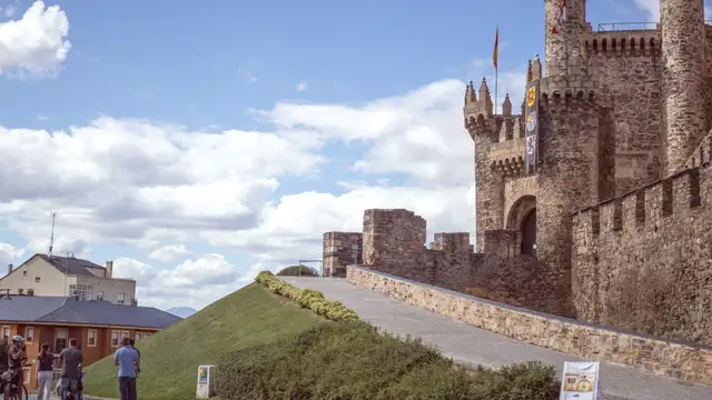 Leon Travel Guide Overview